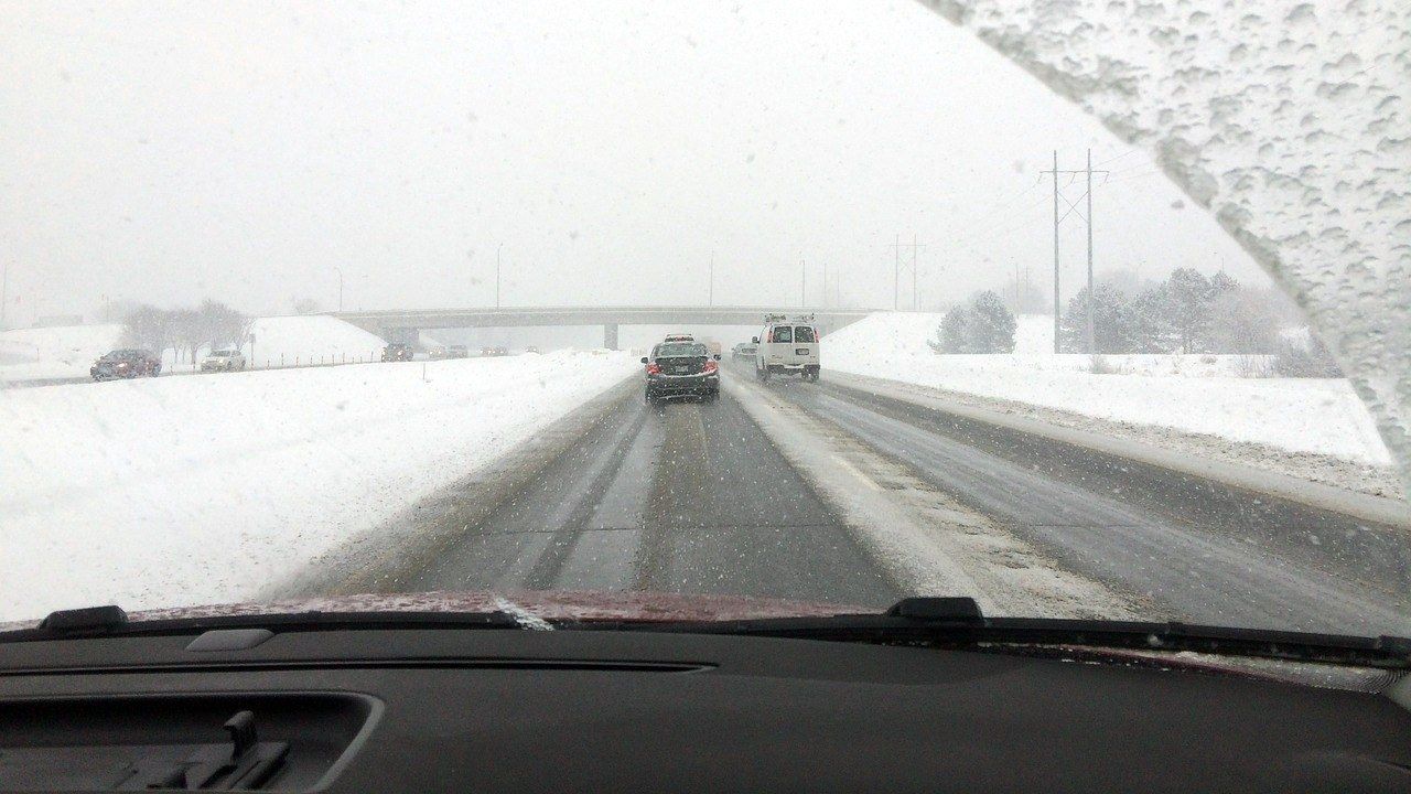 Guía de conducción invernal: todo lo que debes saber si vas a viajar