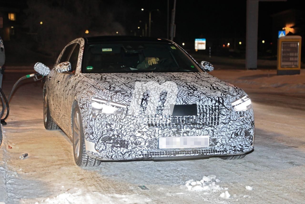 El nuevo Mercedes-Maybach Clase S, avistado en las pruebas de invierno, descubre nuevos detalles