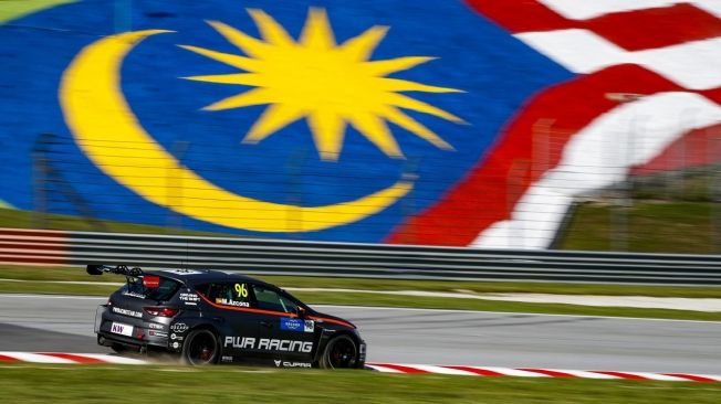 Michelisz y Azcona se 'reparten' los libres del WTCR en Sepang