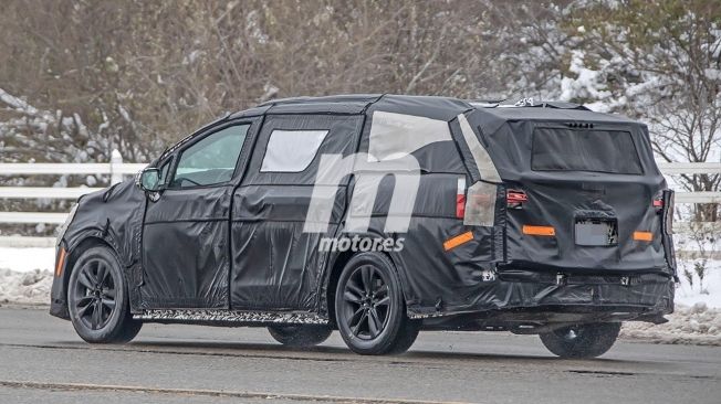 Toyota Sienna 2021 - foto espía posterior