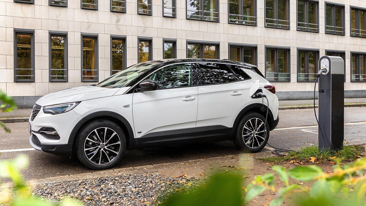 El Opel Grandland X Hybrid de tracción delantera es un SUV enchufable más barato