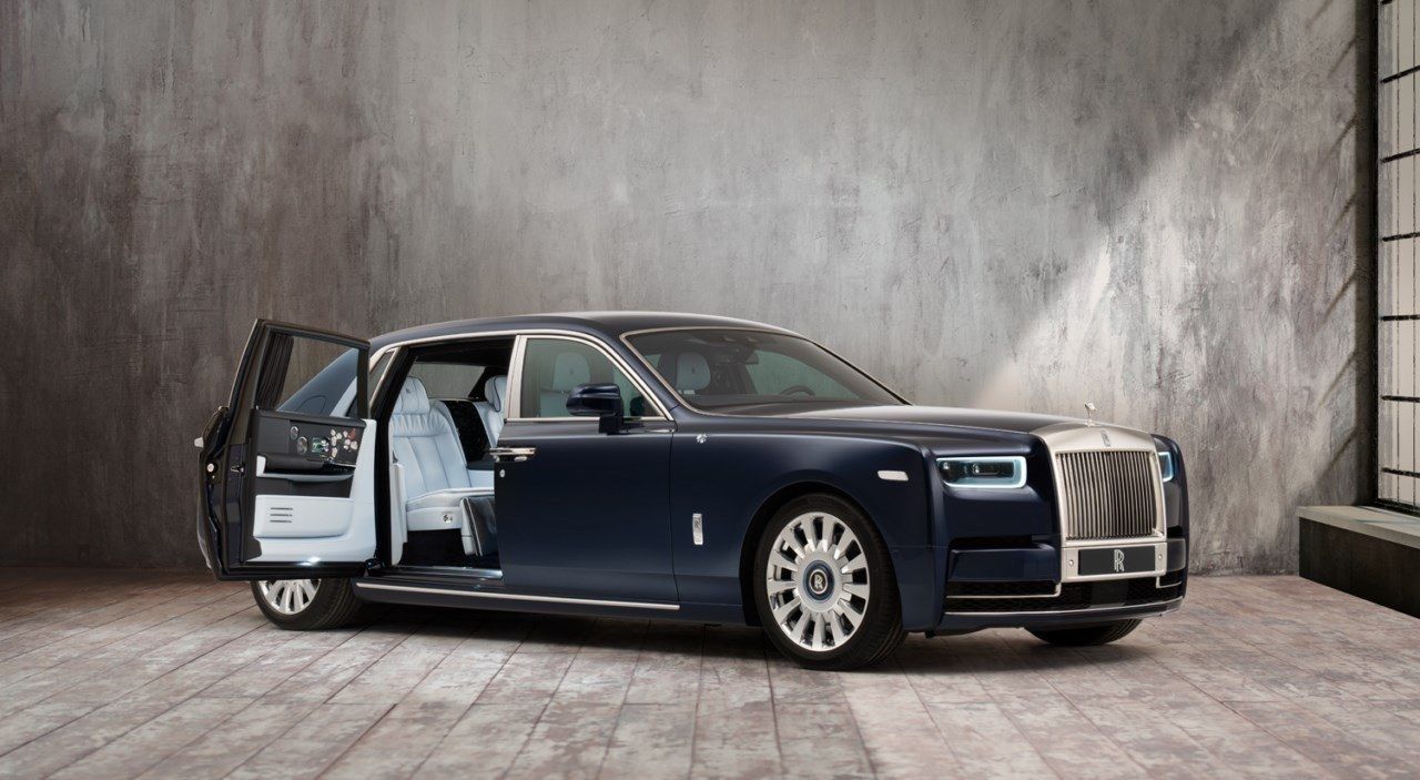 Rolls Royce Phantom Rose, una petición repleta de rosas blancas bordadas 