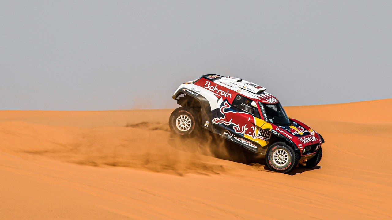 Carlos Sainz mete 17 minutos a Al-Attiyah en la recortada etapa maratón