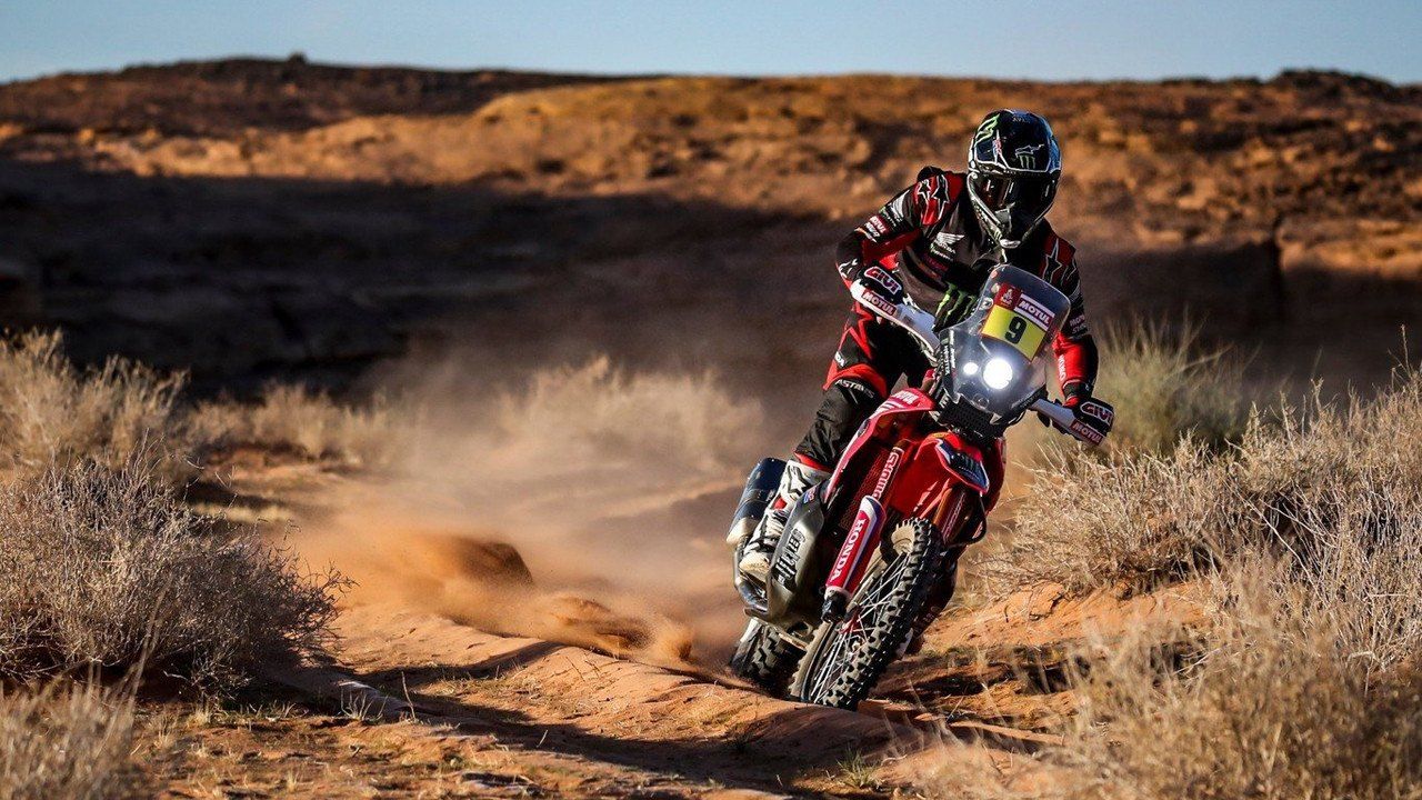 Los grandes 'gallos' del Dakar brillan en las primeras dunas