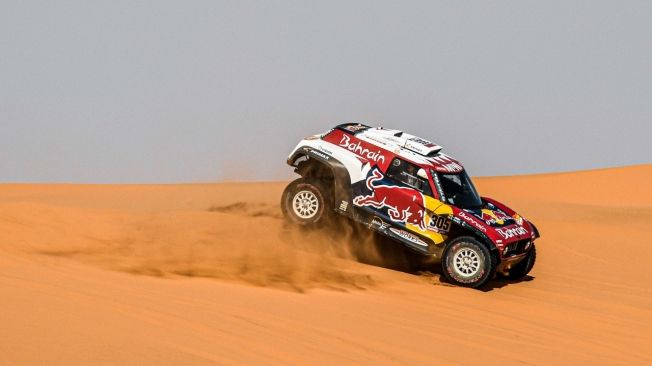 Carlos Sainz mete 17 minutos a Al-Attiyah en la recortada etapa maratón