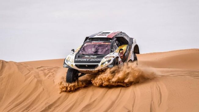 Carlos Sainz mete 17 minutos a Al-Attiyah en la recortada etapa maratón