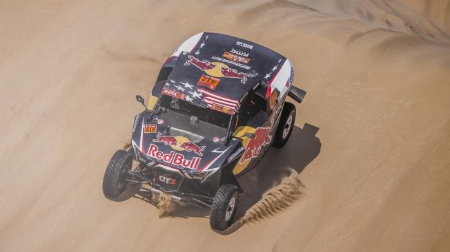 Carlos Sainz mete 17 minutos a Al-Attiyah en la recortada etapa maratón