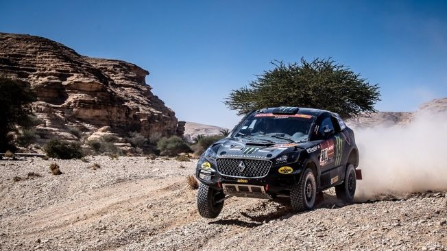 Los líderes del Dakar en motos y coches ceden tiempo en la novena etapa