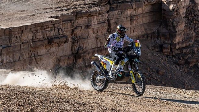 Los líderes del Dakar en motos y coches ceden tiempo en la novena etapa