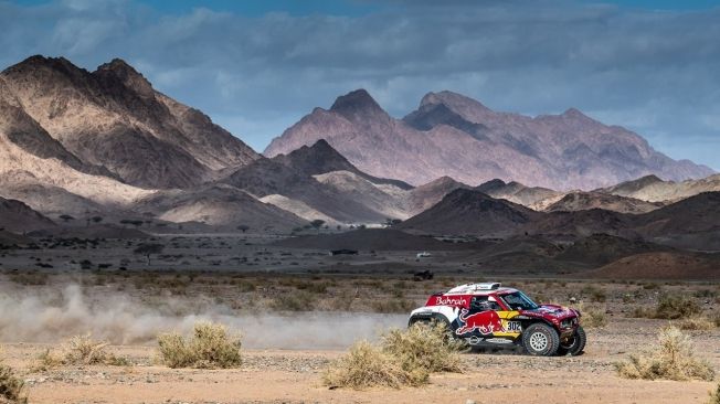 Stéphane Peterhansel gana la cuarta etapa, Carlos Sainz sigue de líder