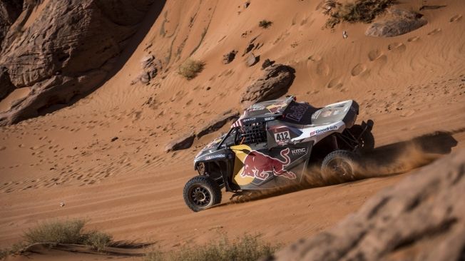 Stéphane Peterhansel gana la cuarta etapa, Carlos Sainz sigue de líder