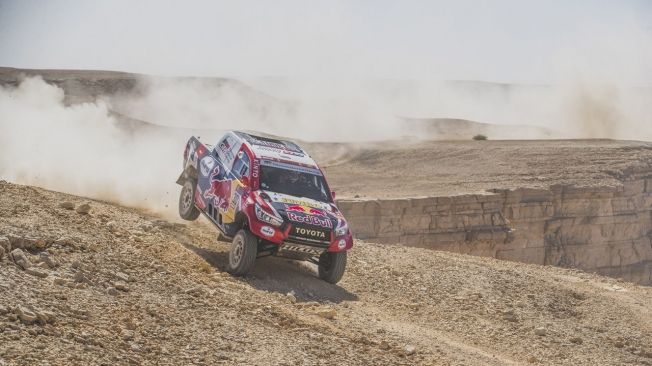 Peterhansel puede con Al-Attiyah en un día difícil para Carlos Sainz