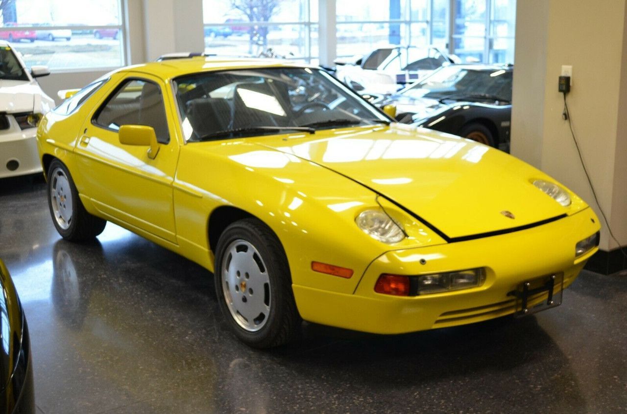 Aparece en eBay un Porsche 928 de 1988 casi a estrenar