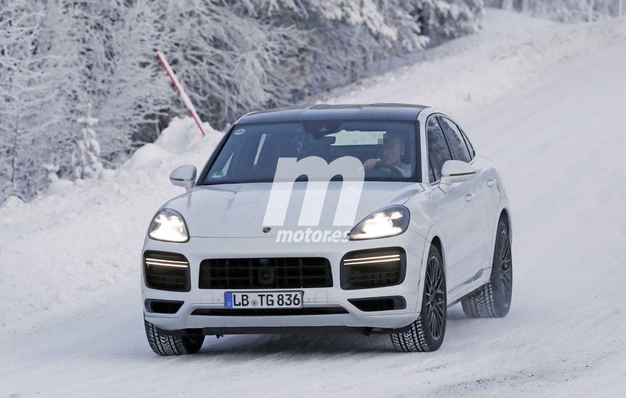 El Porsche Cayenne Coupé Turbo GT 2021 estrena el nuevo año en las pruebas de invierno