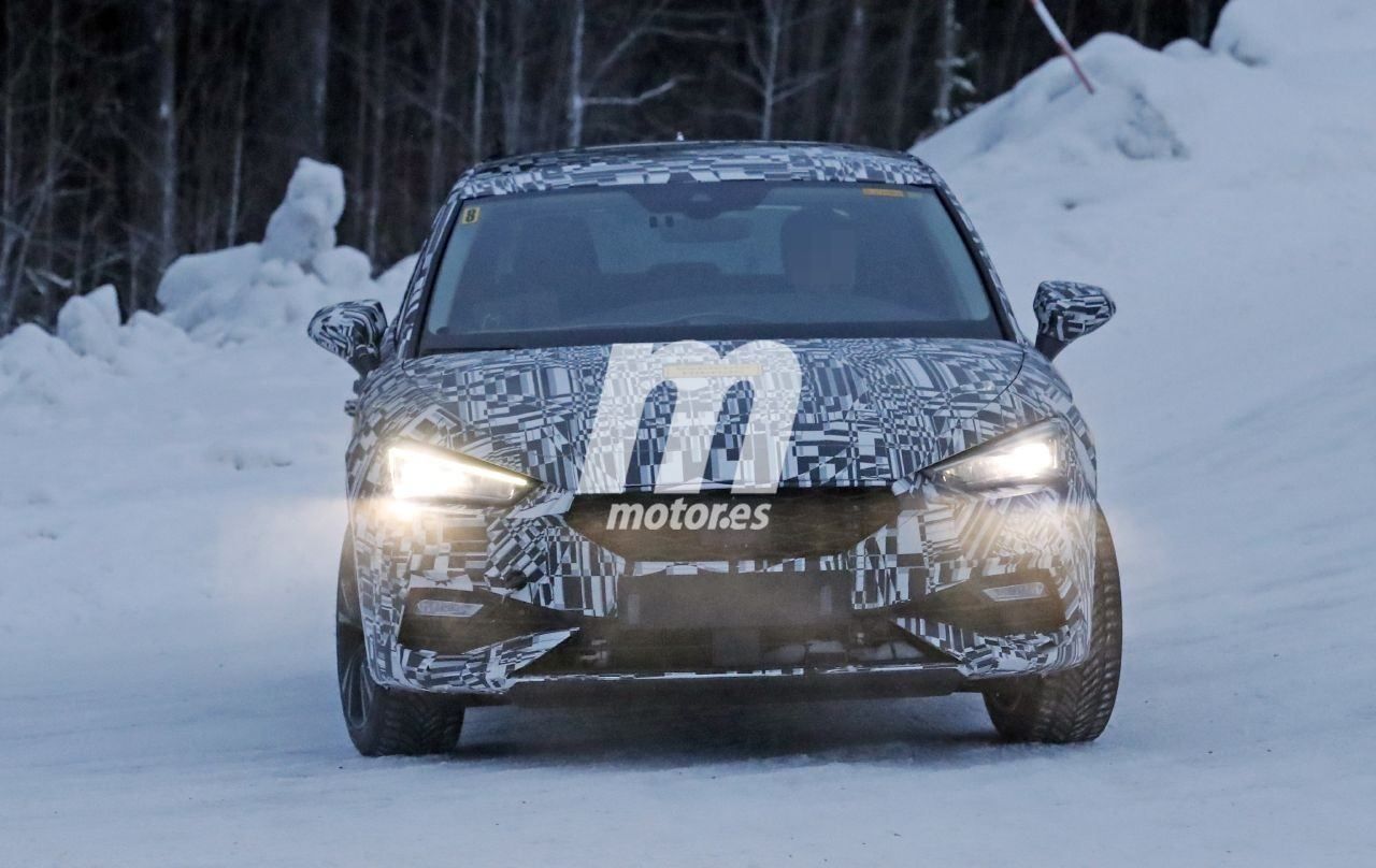 El nuevo SEAT León Híbrido posa en fotos espía durante las pruebas de invierno