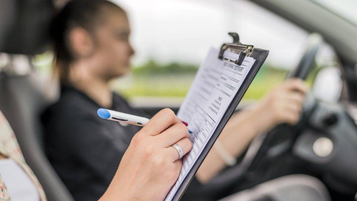 ¿Puedo cambiar de autoescuela? Así es como se hace