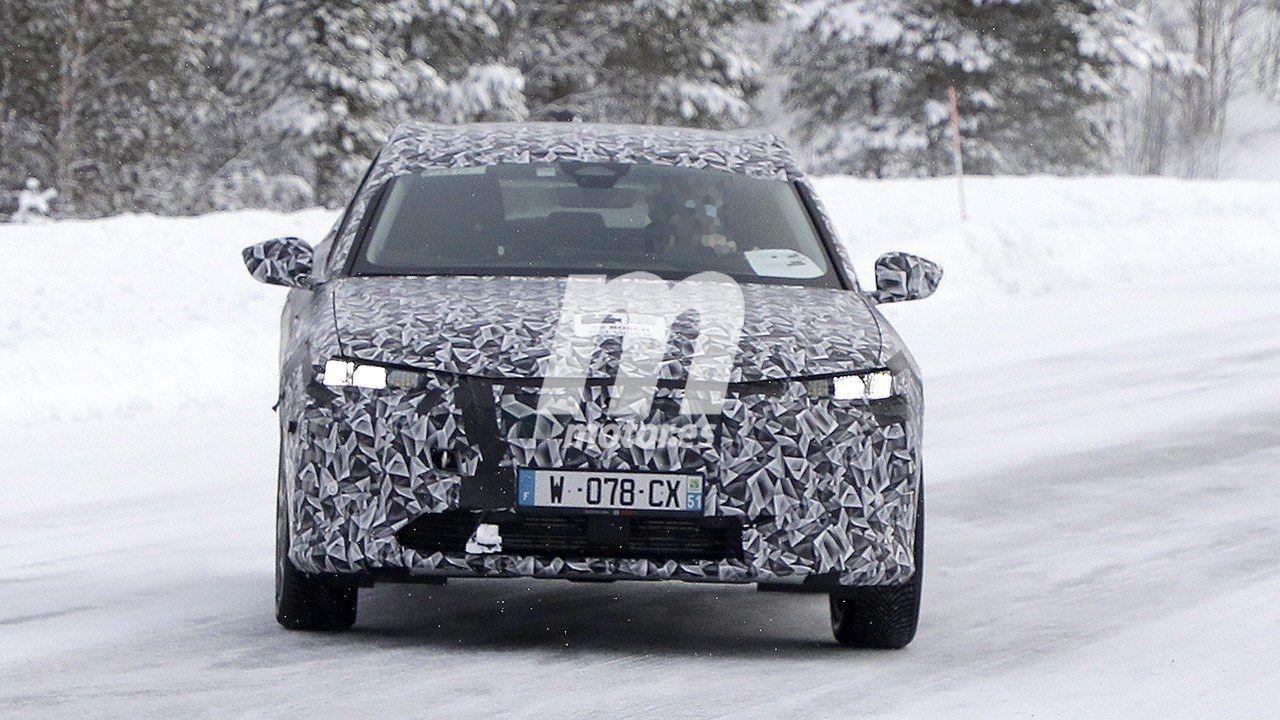 Primeras fotos espía del nuevo DS 4, el compacto de lujo debutará en primavera de 2021