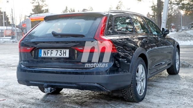 Volvo V90 Cross Country 2021 - foto espía posterior