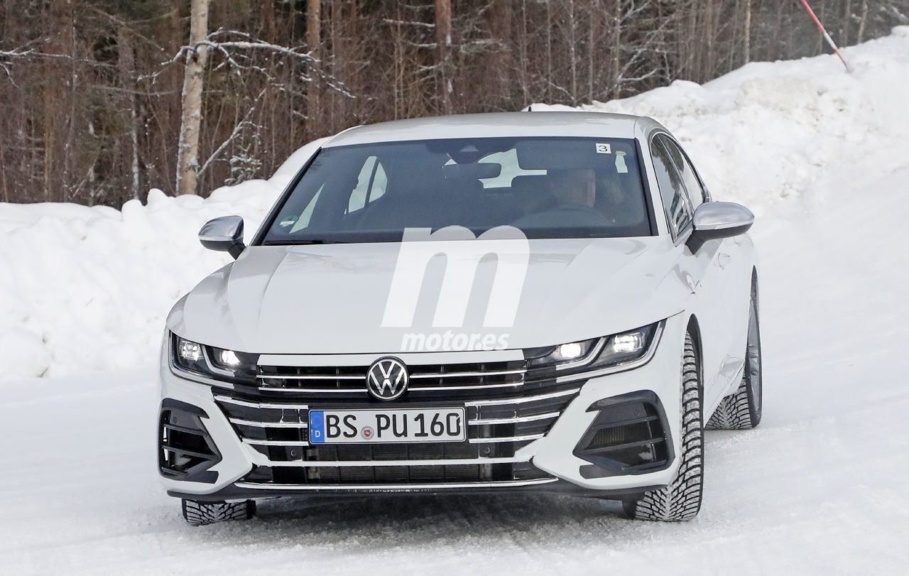 El nuevo Volkswagen Arteon R, cazado en fotos espía en pleno programa de desarrollo