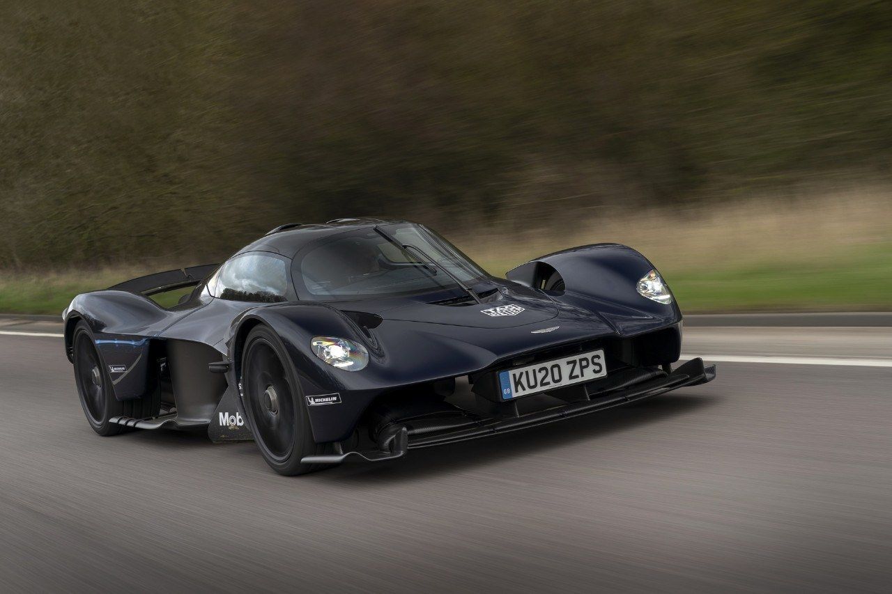 El Aston Martin Valkyrie sale del circuito y rueda por primera en carretera