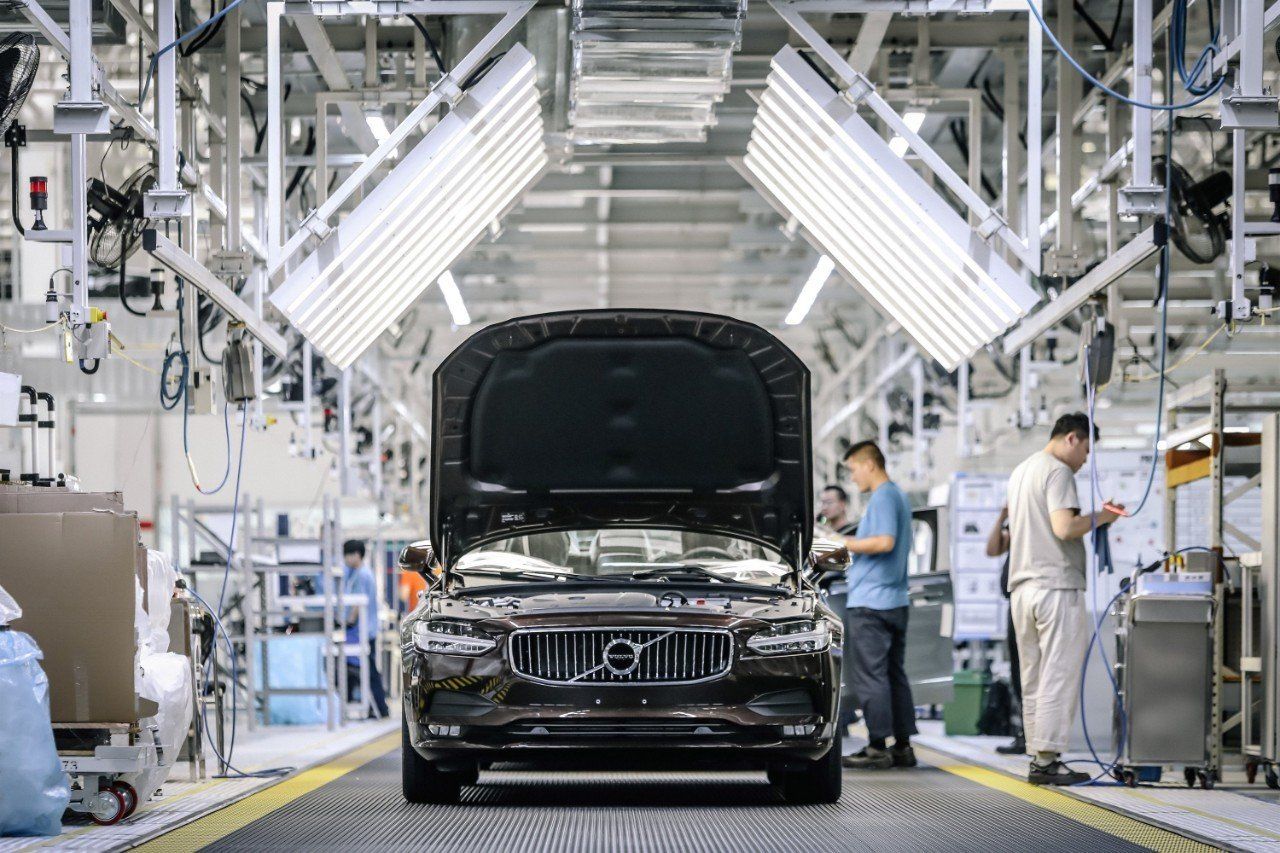 Reabren las fábricas de coches en China mientras que el resto echan el cierre