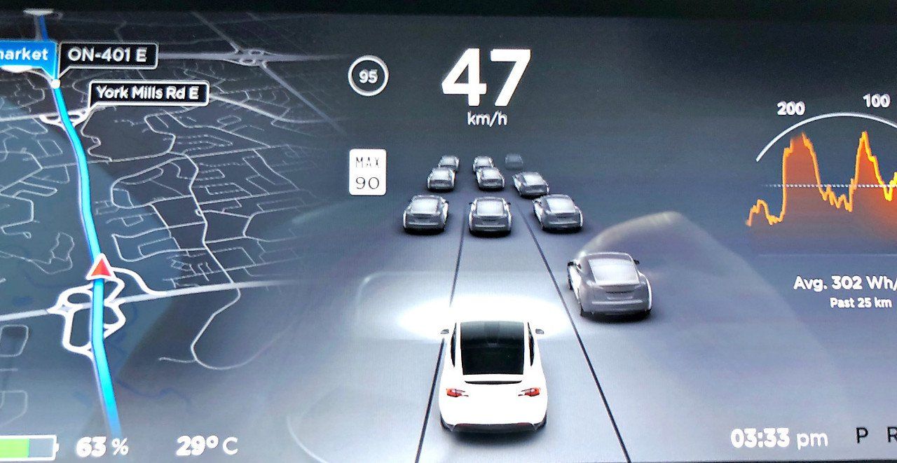 Los Tesla con FSD pararán automáticamente en semáforos y STOP