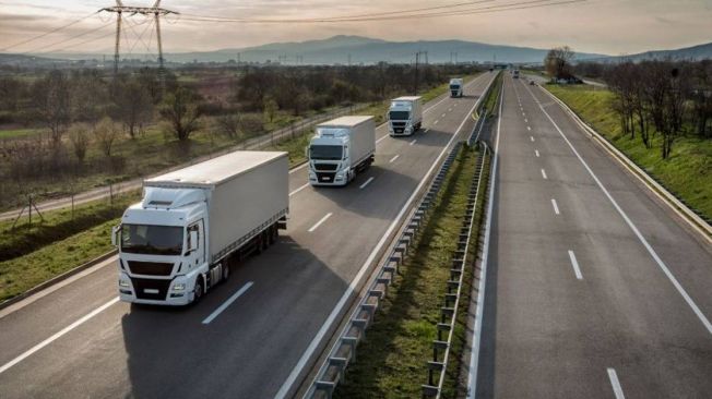 Camiones circulando por autovías