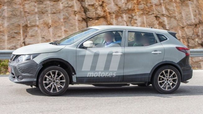 Nissan Qashqai 2021 - foto espía lateral