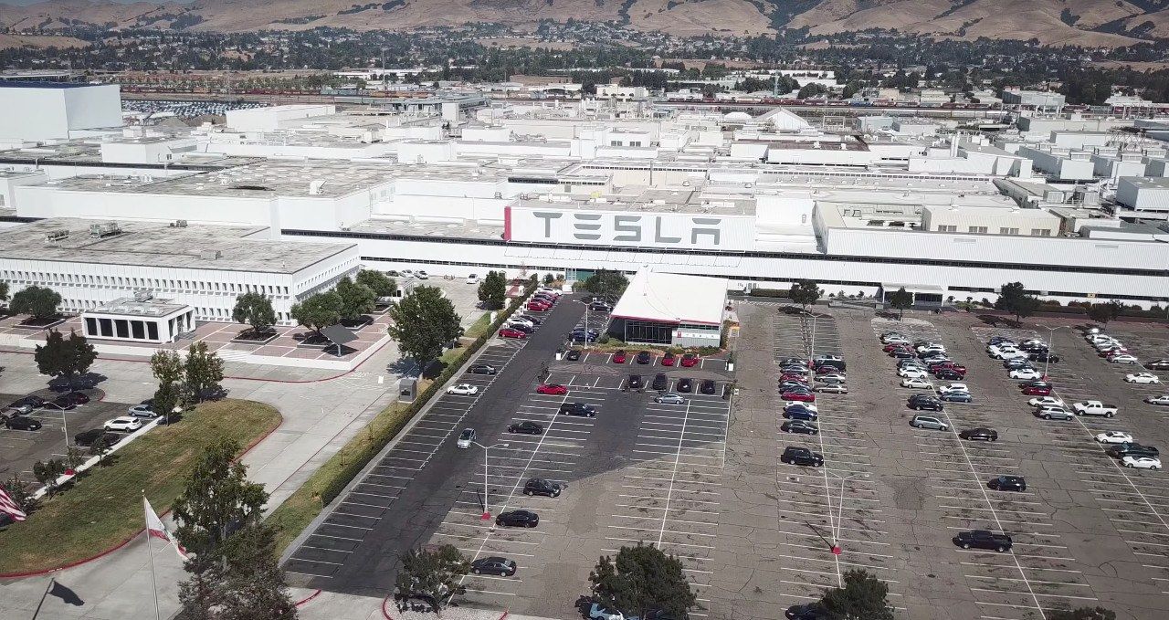 Tesla cierra sus factorías tras la presión de las autoridades