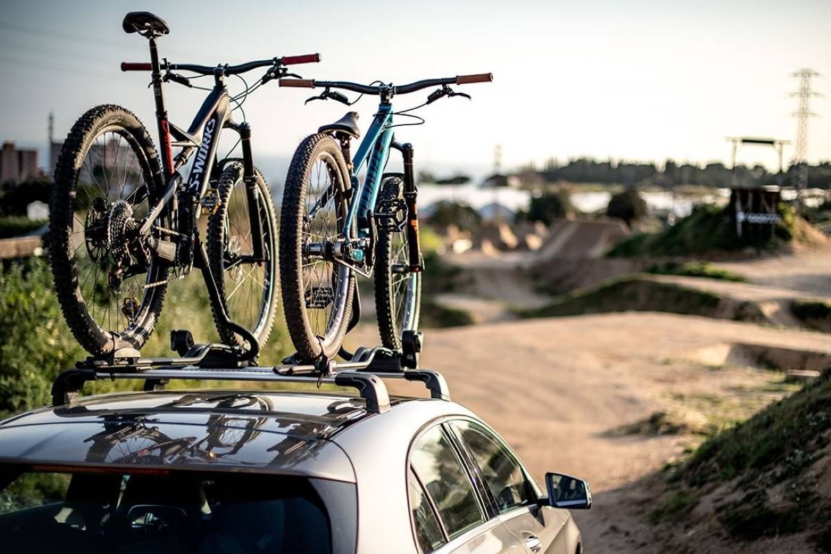 Cómo llevar la bici en el coche: opciones, accesorios y leyes