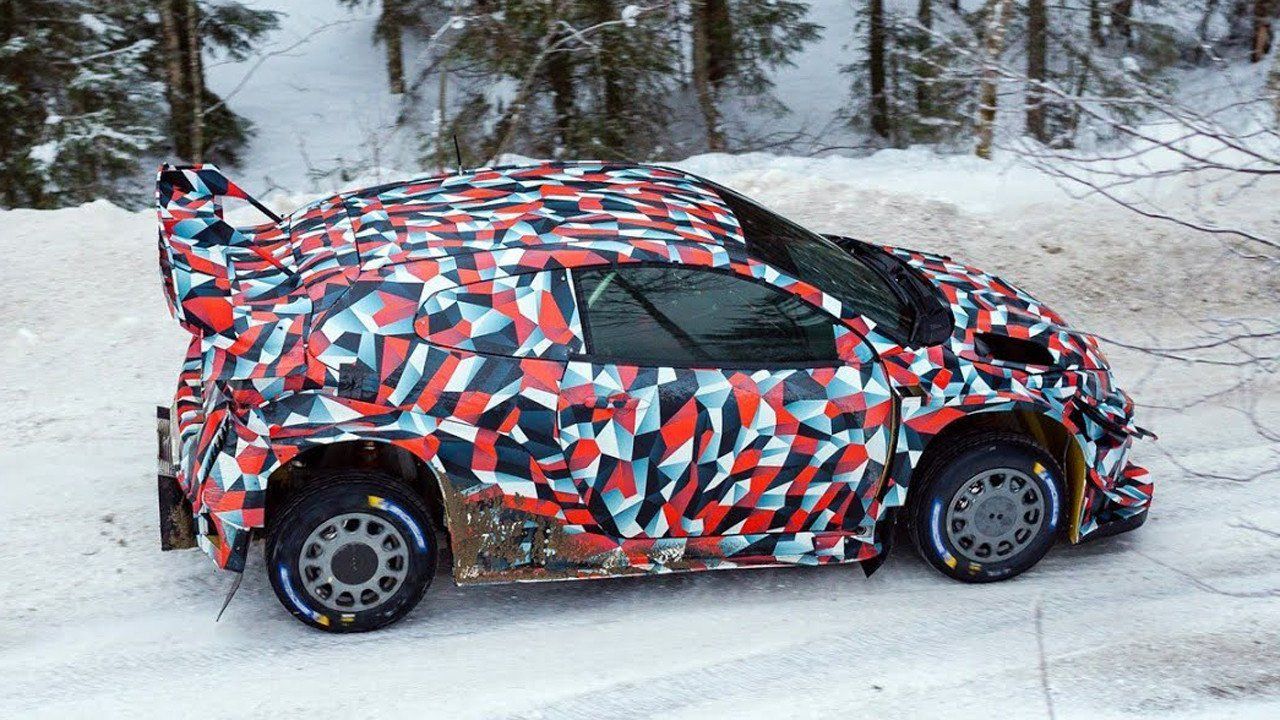 Toyota también prueba el Toyota Yaris WRC de 2021 sobre tierra