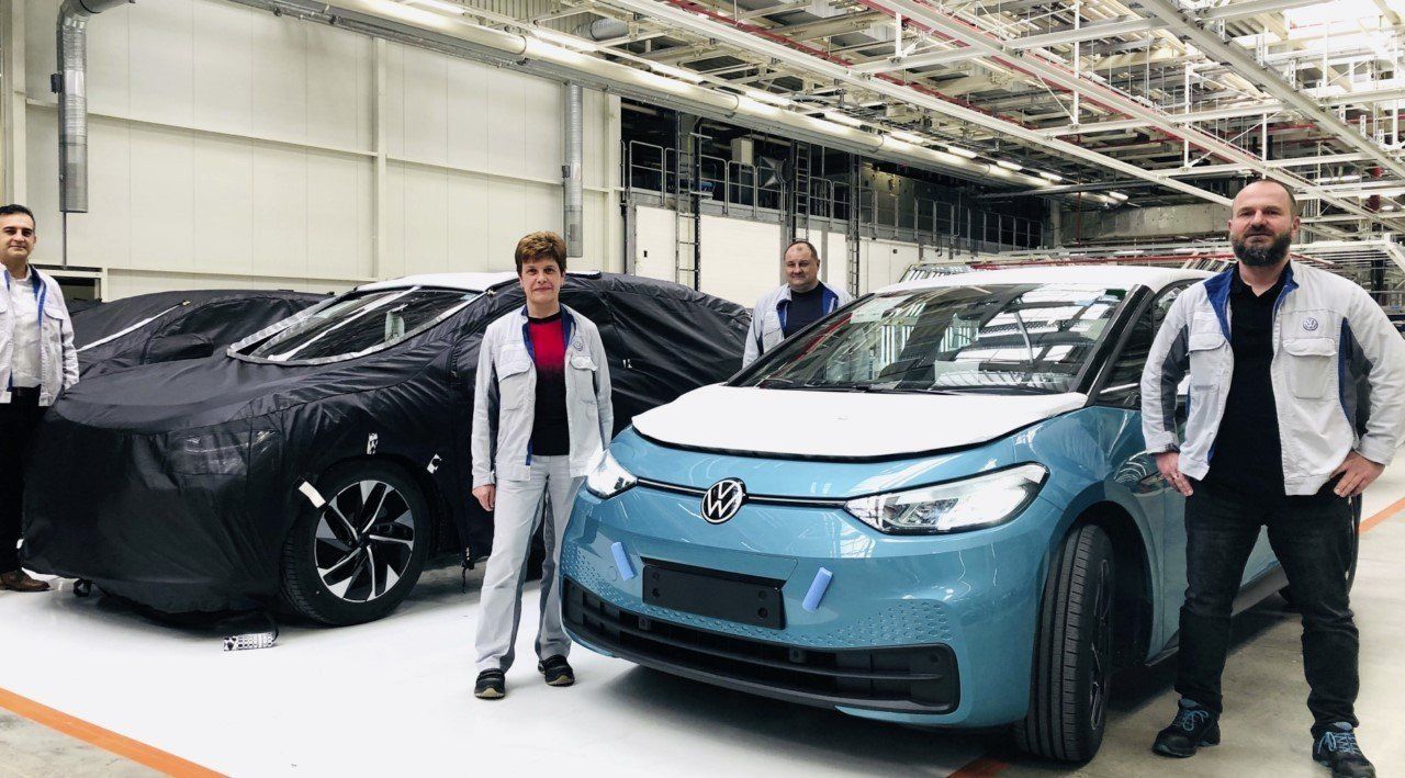 Las preseries de producción del nuevo Volkswagen ID.4 posan en la factoría de Zwickau