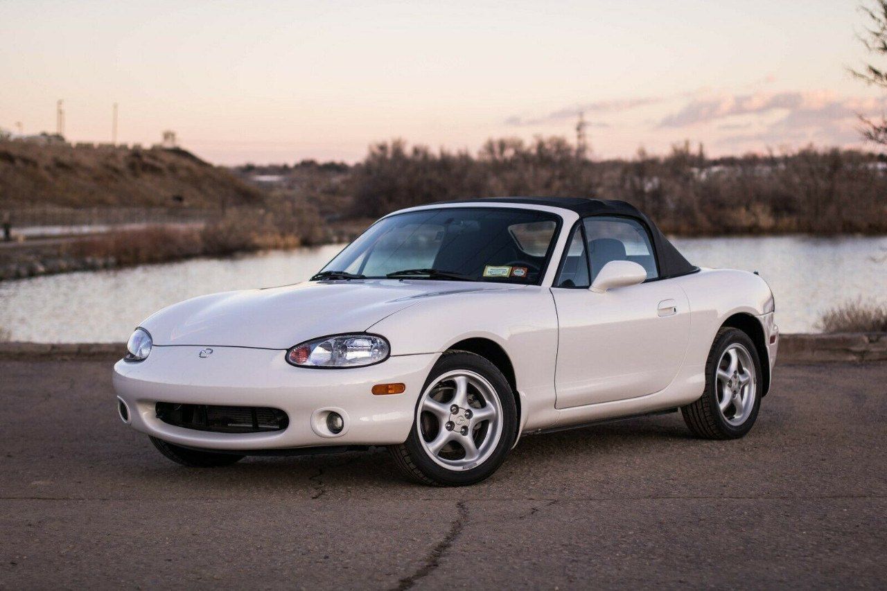 Aparece un Mazda MX-5 NB de 2000 casi a estrenar