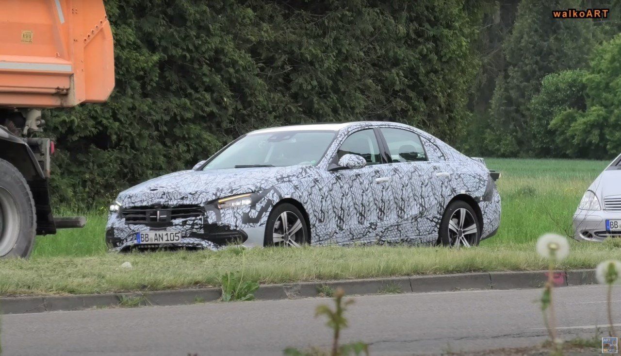 El nuevo Mercedes Clase C 2021 posa en un vídeo espía con un ligero destape