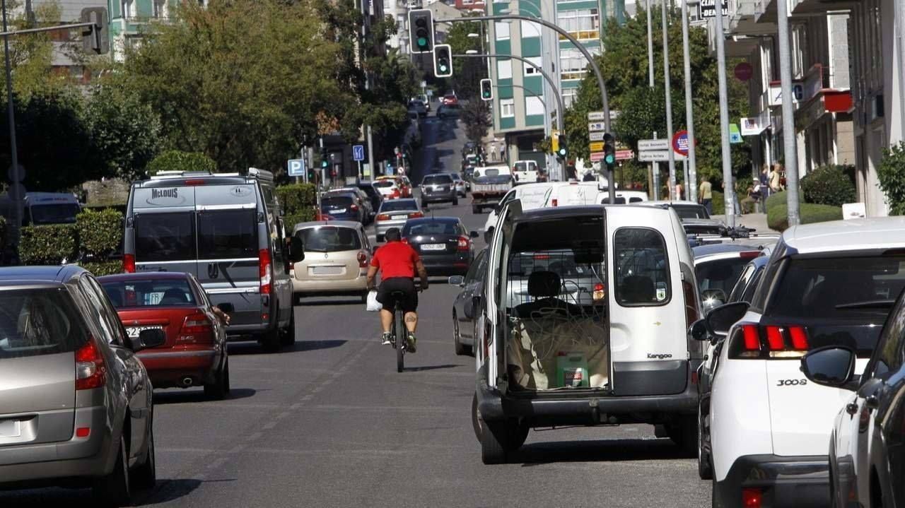 ¿Cuánto es la multa por aparcar en doble fila? ¿Puedo recurrir?