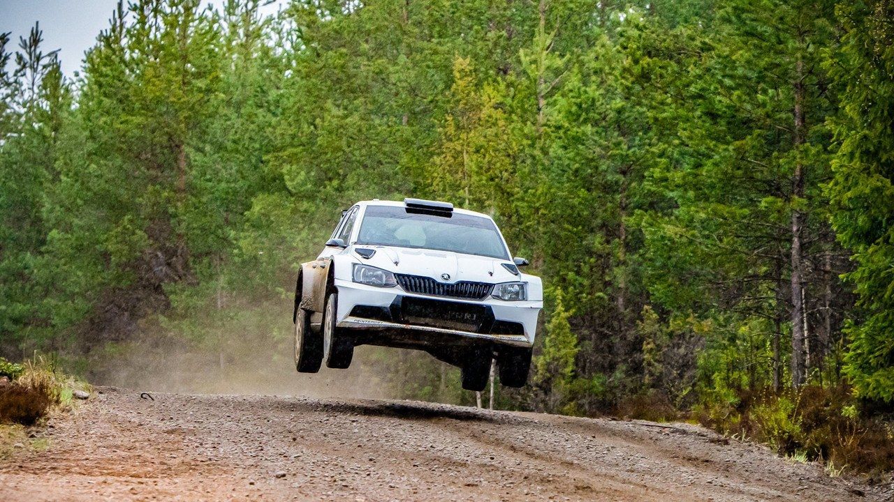 Valtteri Bottas prueba un Skoda Fabia R5 durante el parón por el COVID-19