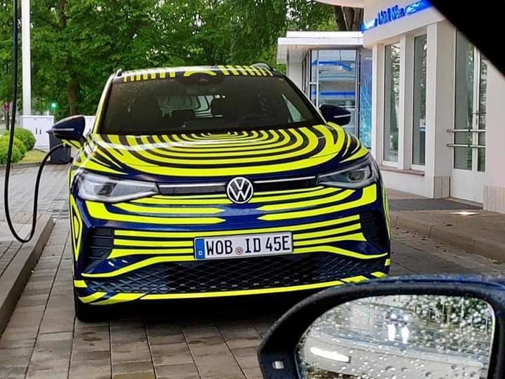 Cazado el nuevo Volkswagen ID.4 con el camuflaje promocional mientras carga la batería