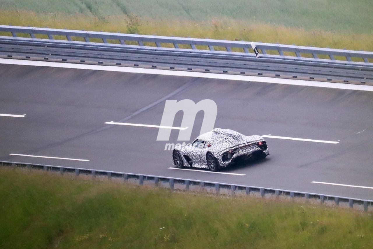 El nuevo Mercedes-AMG ONE,el hypercar de la estrella, posa en fotos espía