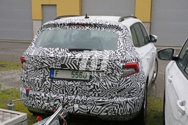 Skoda Karoq 2021 - foto espía posterior