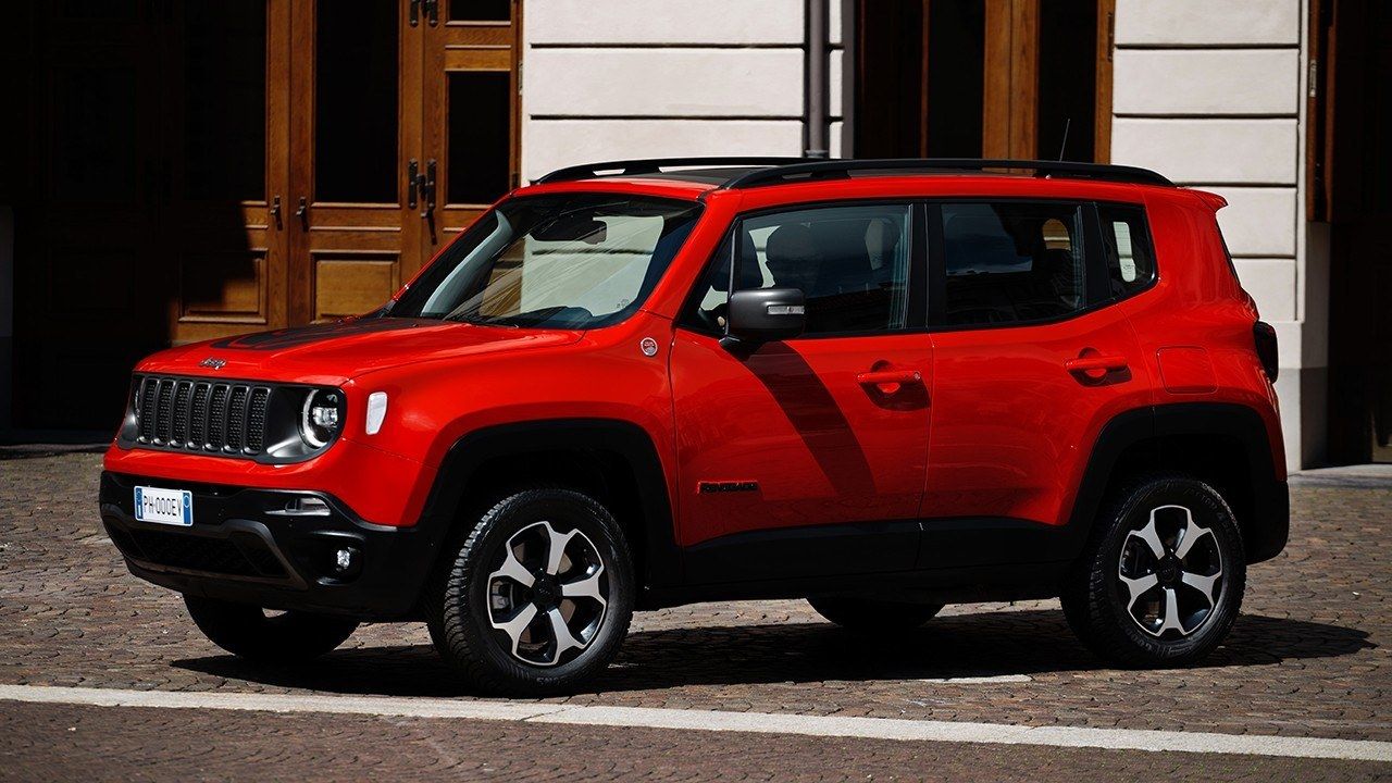 El Jeep Renegade 4xe híbrido enchufable estrena versiones, estos son sus precios