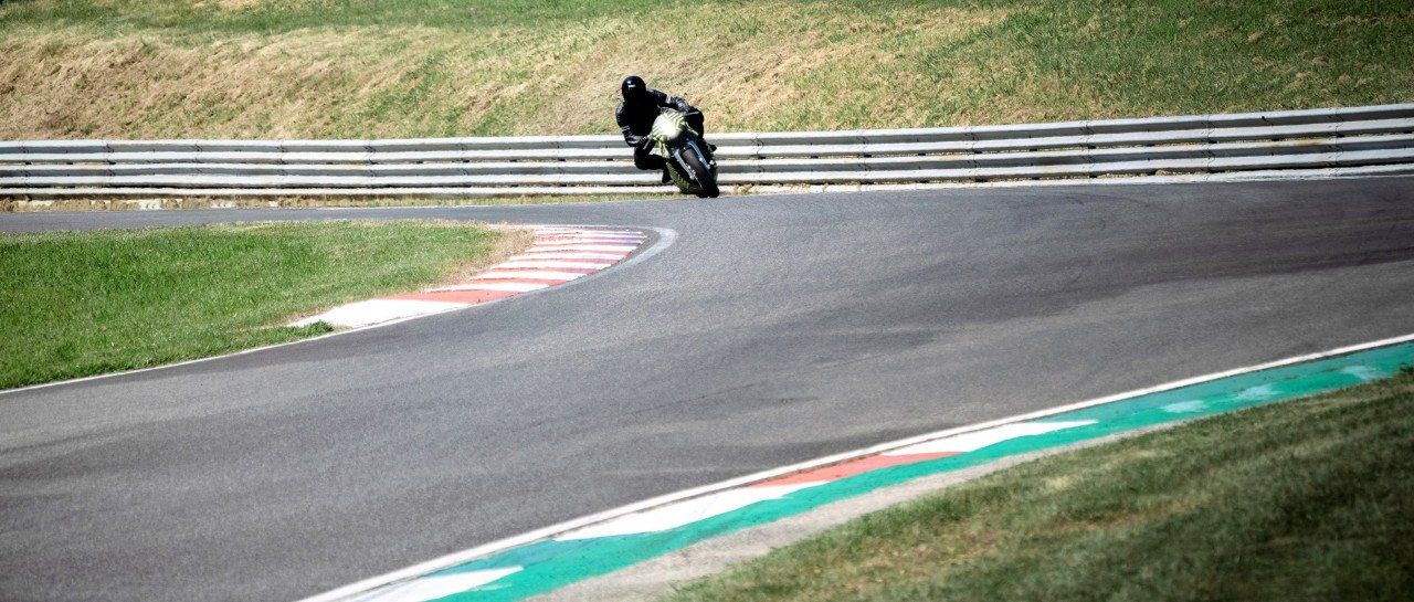 La primera moto de Aston Martin ya rueda en el circuito de Pau-Arnos