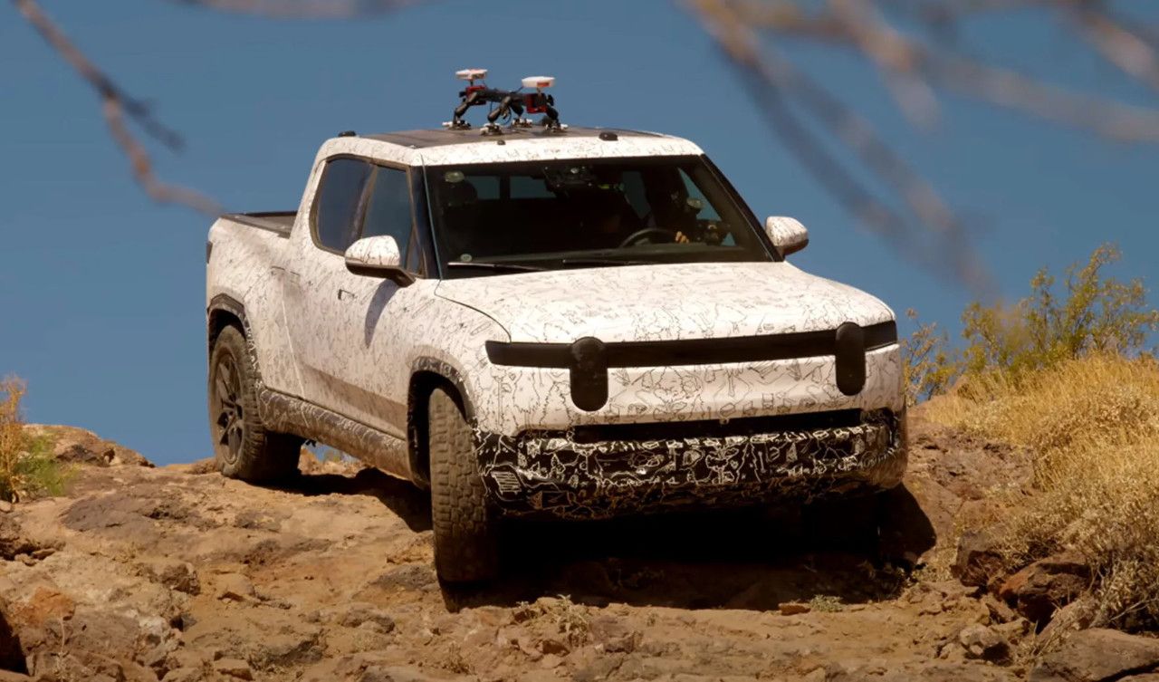 El Rivian R1T exprimido a fondo fuera del asfalto durante sus pruebas [vídeo]