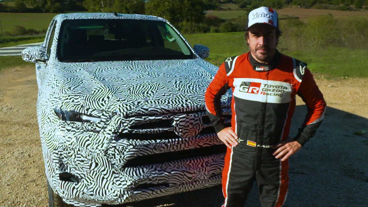 Toyota adelanta el nuevo Hilux 2021 con Fernando Alonso al volante [vídeo]