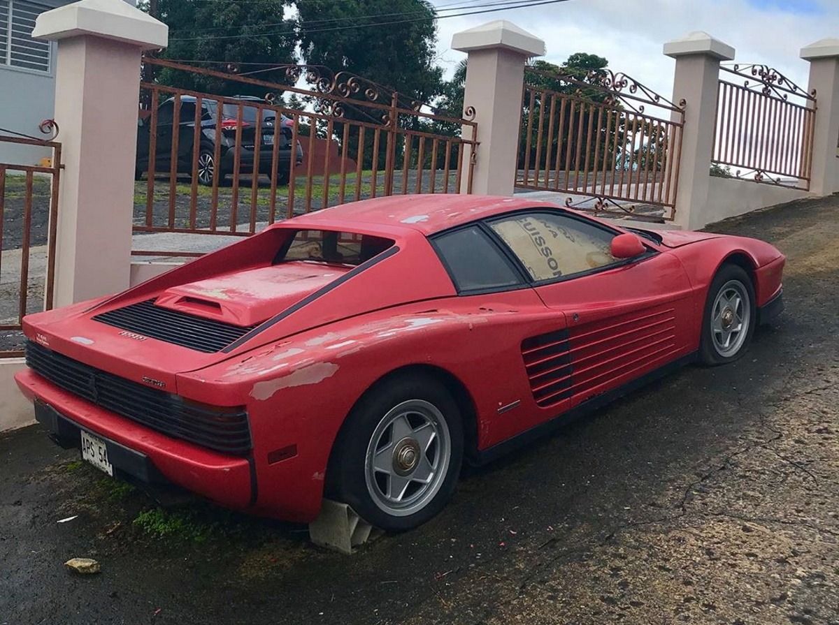 Rescatan un Ferrari Testarossa tras 10 años abandonado a la intemperie