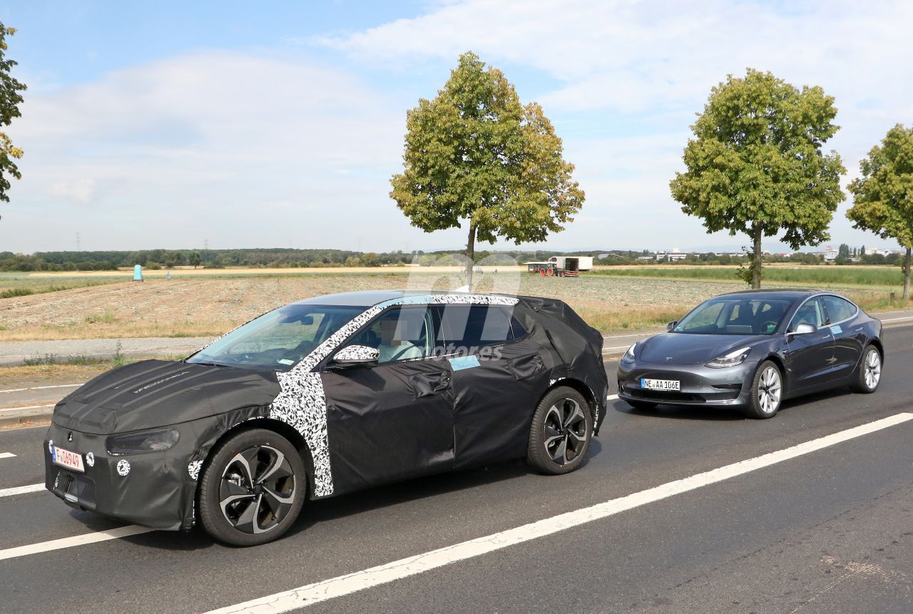 Pillamos a KIA probando un Tesla Model 3 junto a su nuevo eléctrico