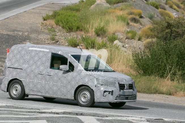 Renault Kangoo 2021 - foto espía lateral