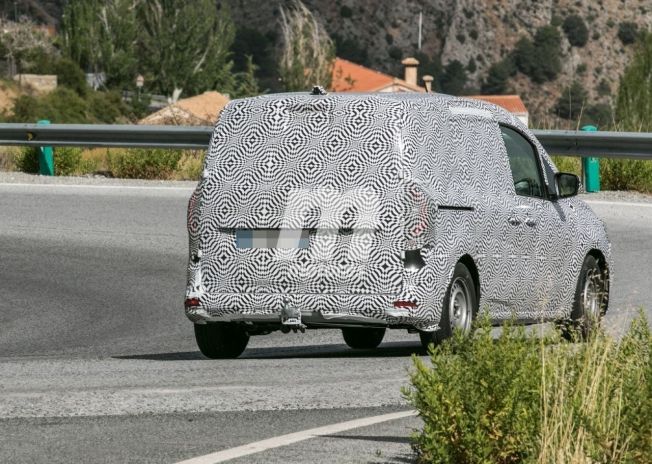 Renault Kangoo 2021 - foto espía posterior