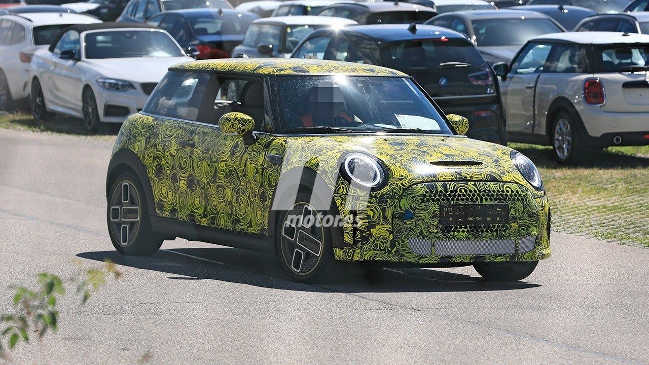 El MINI Cooper SE será actualizado, fotos espía del «facelift» que llega en 2021