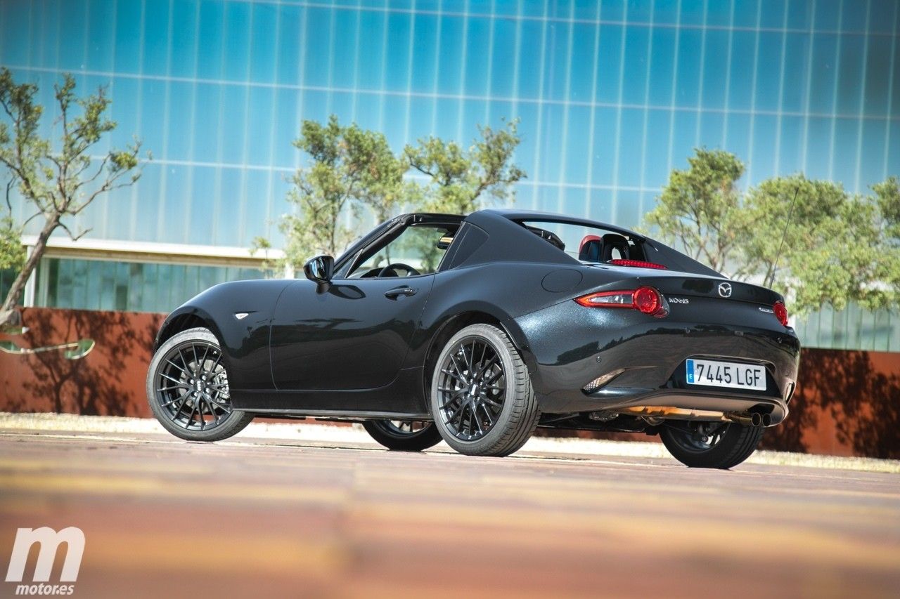 Prueba Mazda MX-5 RF Dark Red Edition, distinción sin renunciar a la diversión