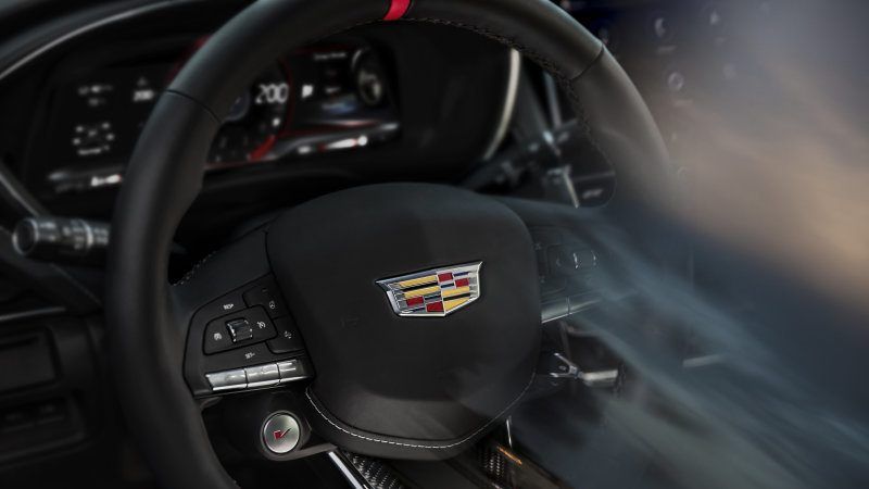 Cadillac desvela el volante de las versiones V-Series Blackwing a modo de teaser